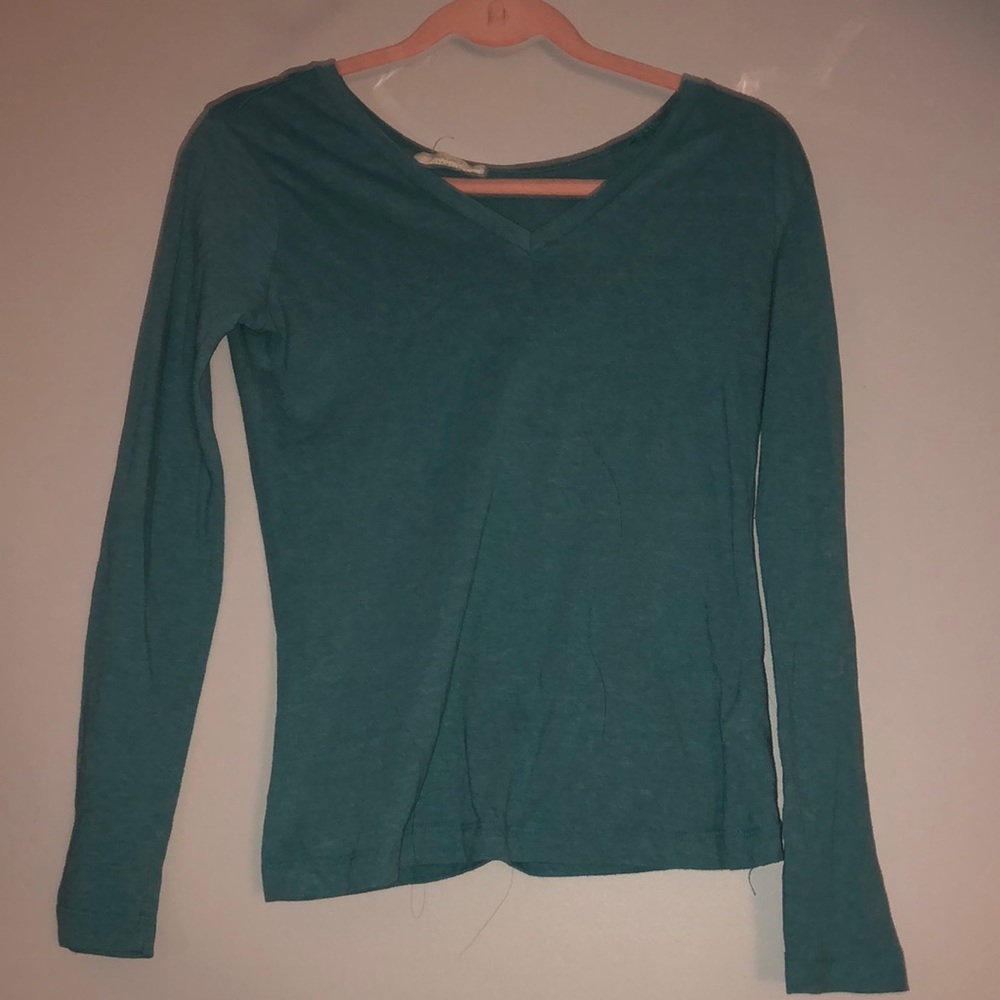 Greenish blue V-neck long sleeve shirt